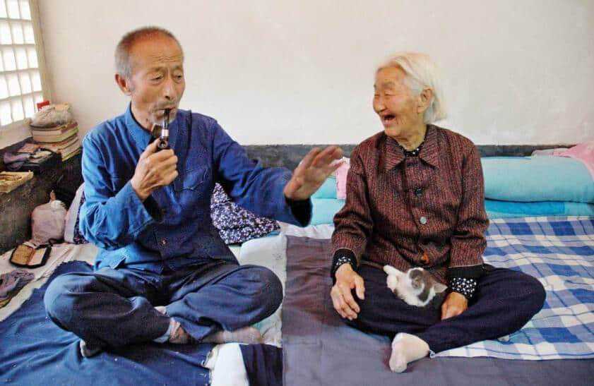 儿媳先斩后奏让子随母姓，公公没吭声，过年那天他宣布了两个决定