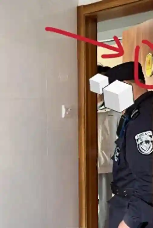 ​学校实验楼，男研究生蹲女厕偷拍被抓现形！太恶心