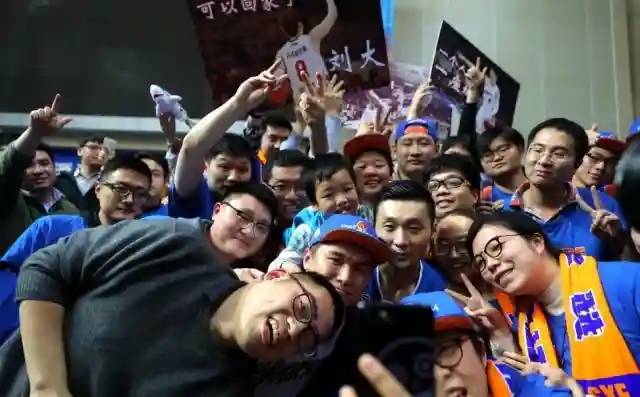 他是源深永远的MVP，球迷哭干眼泪高呼“刘大，可以回家了”