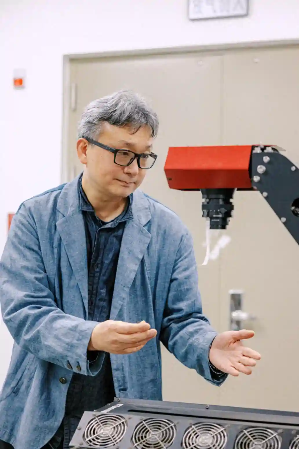 与时间赛跑，“恭博人”用数字化技术唤醒沉睡的古籍