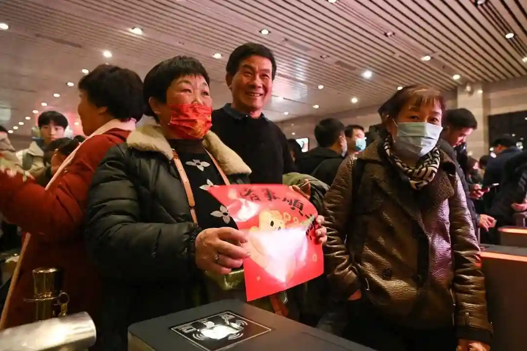 2025春运开启！回家过年，他带了个“大宝贝”……