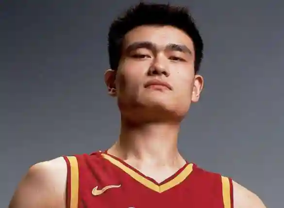 豪气！科尔曾用“Chi-naman”喊姚明，姚明绝妙回击，真是高情商