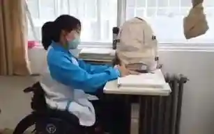 这个女孩成“团宠”，全年级男生每天组队守护她