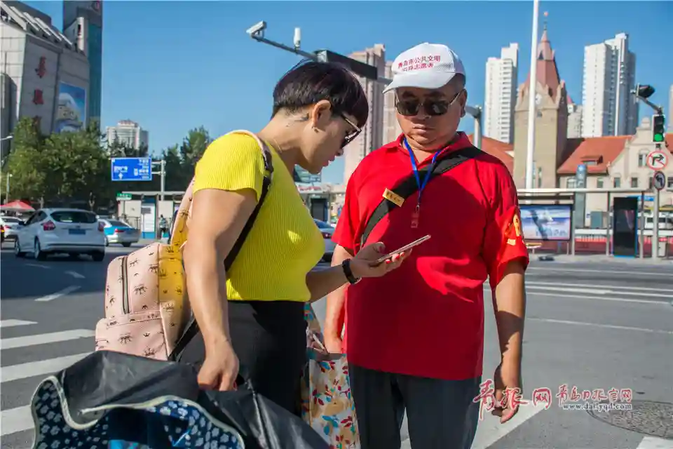 实拍山东青岛最美志愿者：他们让城市更有温度