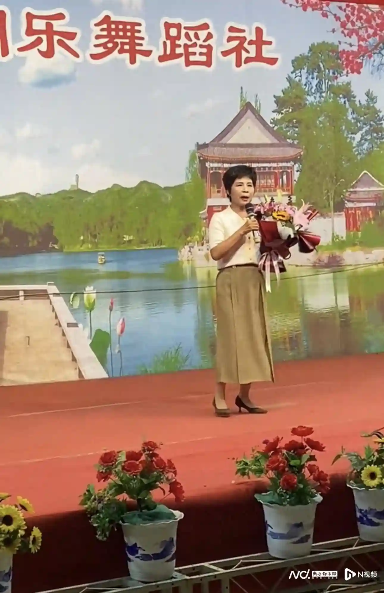 潮汕阿姨英文歌走红的背后，当中年女性以热爱对抗质疑