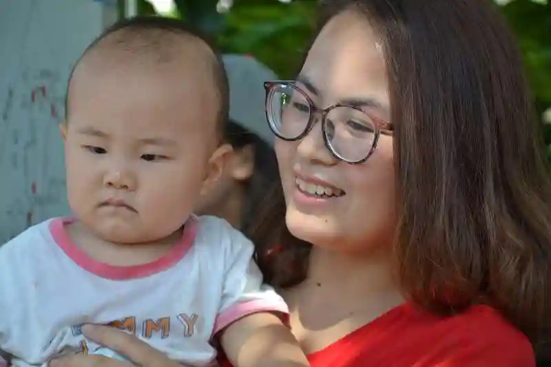 人生赢家！女生抱着儿子来大学报到，此前已休学一年