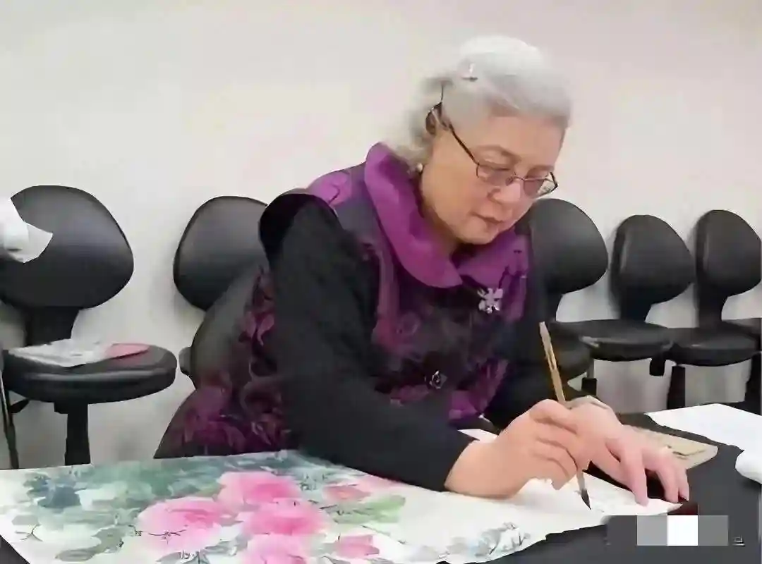 林婉珍是个聪明女人，学英语、古筝和国画，名气不比琼瑶低